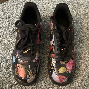 Women Nike floral slightly worn